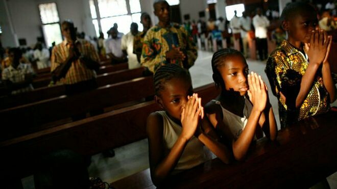 Gente rezando en una iglesia de Camerún