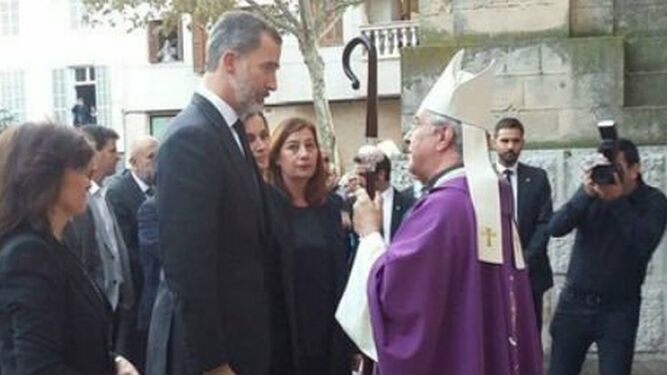 Los Reyes acuden al funeral en Manacor, presidido por el obispo de Mallorca