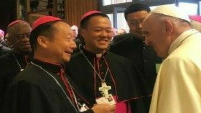 El Papa saluda a los dos obispos chinos presentes en el Sínodo