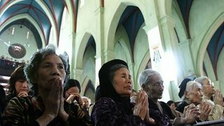 Fieles rezan en una iglesia de Japón