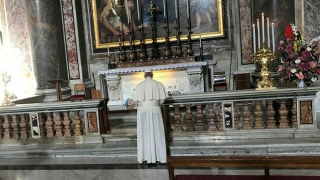 Francisco, ante la tumba de Juan Pablo II