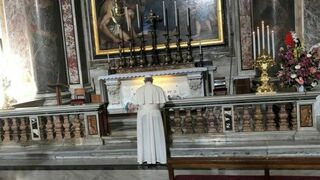 Francisco, ante la tumba de Juan Pablo II