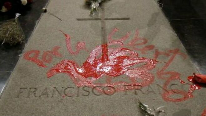 El artista gallego EnriqueTenreiro ha pintado "Por la libertad" con pintura roja y una paloma de la paz