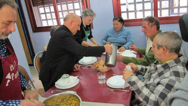 Vicente Jiménez compartiendo en el comedor de las Hijas de la Caridad