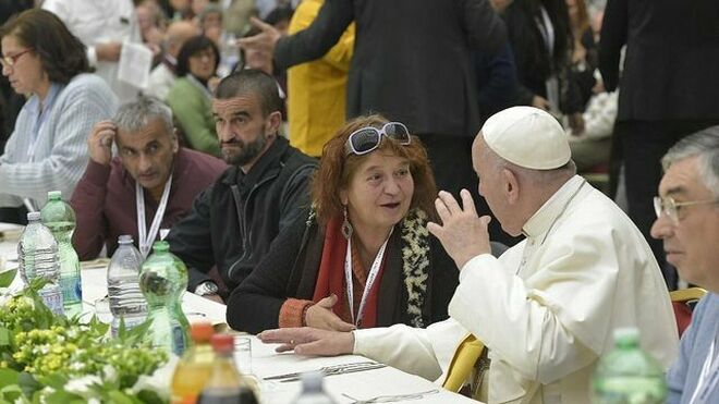 Francisco almuerza con los desfavorecidos en el aula Pabl VI
