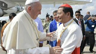 Cardenal Charles Maung Bo saludando a Francisco