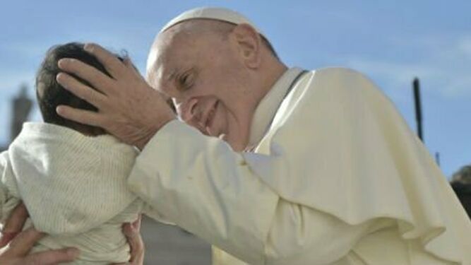 El Papa acaricia a un bebé en una audiencia