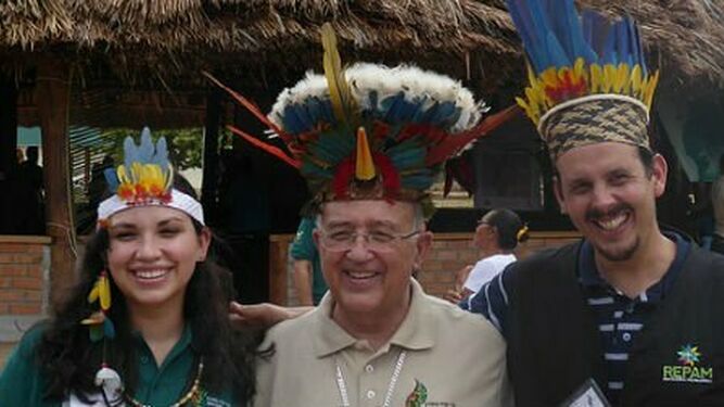 Barreto, con un sombrero de plumas indígena