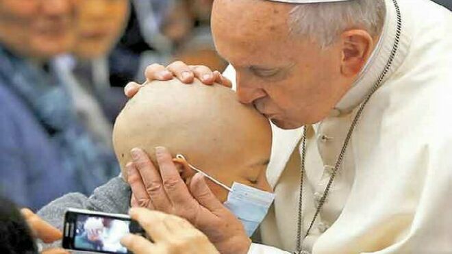Francisco besa a un niño enfermo de cáncer