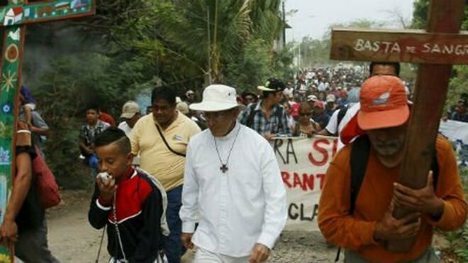 Solalinde, con emigrantes