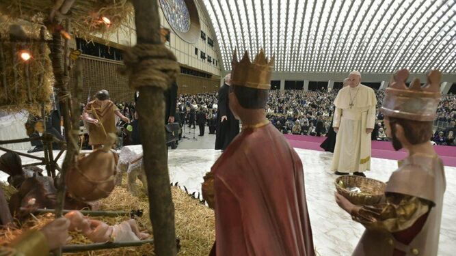 El Papa contempla el Belén