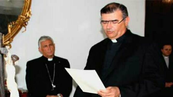 Antonio Diufain y monseñor Zornoza al fondo