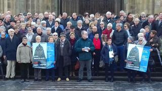 Concentración ante la catedral del Buen Pastor