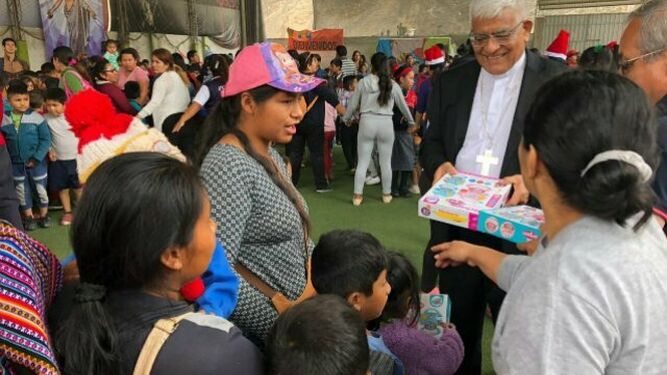 Monseñor Cabrejos, con niños necesitados de Lima