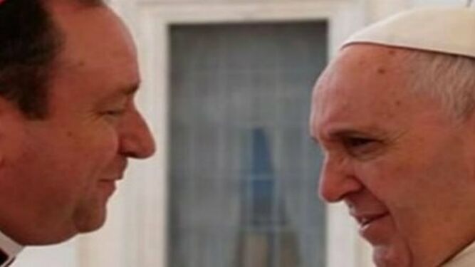 El ex-obispo de Orán, Gustavo Zanchetta, con el Papa