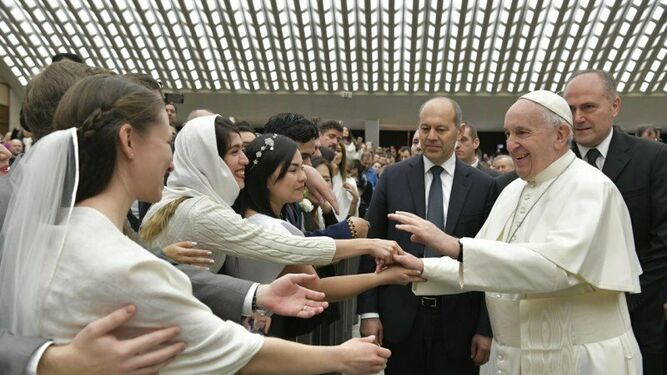 Francisco, con unas novias