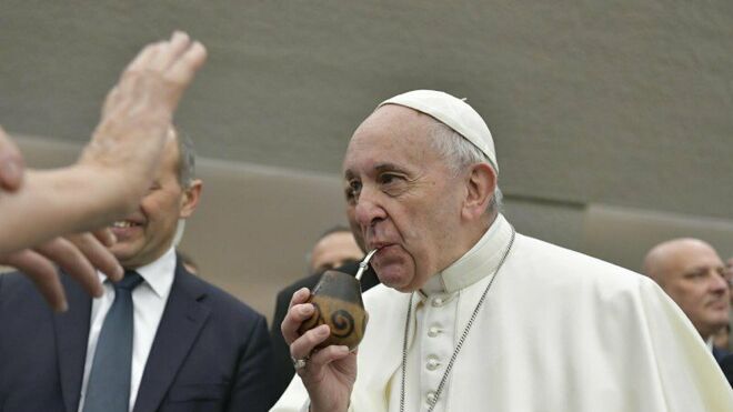 Papa Francisco toma mate