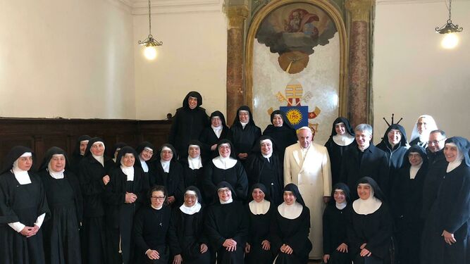 Para animar a las religiosas y compartir la oración y el pan con ellas
