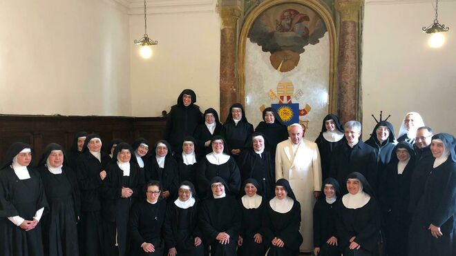 Para animar a las religiosas y compartir la oración y el pan con ellas