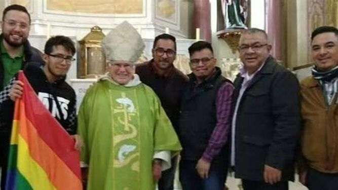 El obispo Raúl Vera, con asistentes a la Misa de acción de gracias LGBT