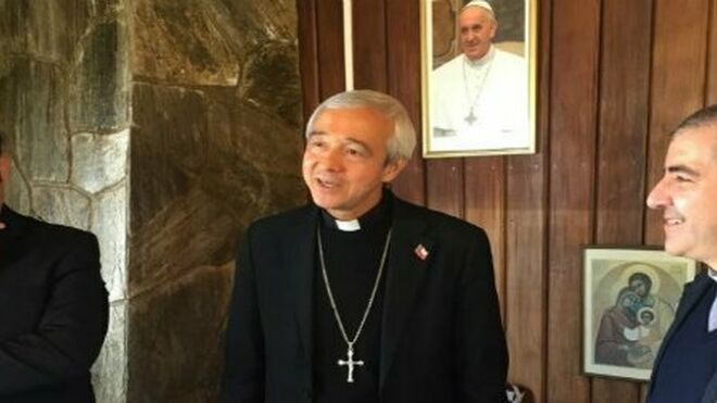 Monseñor Patrón Wong, en el centro