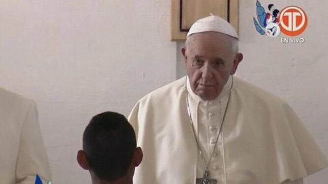 Un emocionado Bergoglio arremete contra la sociedad de "murmuración y chisme" que excluye a los que fallan