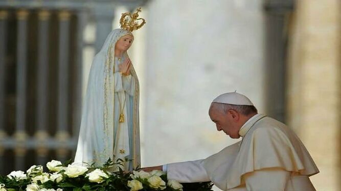 Bergoglio junto a la virgen de Fátima