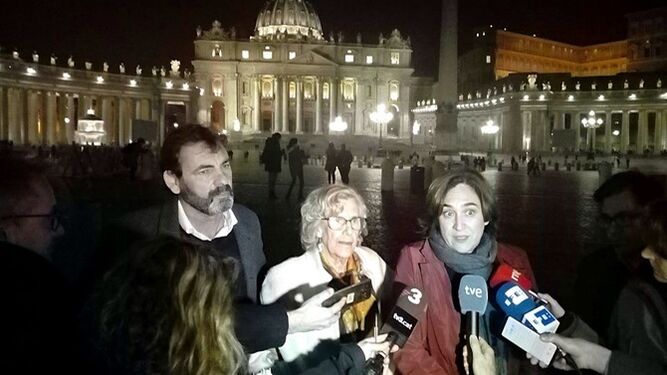 Carmena, Colau y el impulsor de Open Arms, ayer en el Vaticano