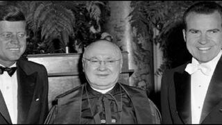 El cardenal Francis Spellman, entre Kennedy y Nixon