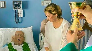 Ernesto Cardenal vuelve a celebrar misa como sacerdote