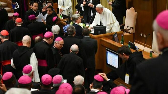 El Papa saluda a una religiosa en la cumbre anti-abusos