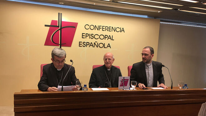 El cardenal Blázquez, junto a Luis Argüello y el jefe de prensa de la CEE, Josetxo Vera