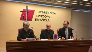 El cardenal Blázquez, junto a Luis Argüello y el jefe de prensa de la CEE, Josetxo Vera