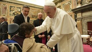 Francisco acaricia a un joven con discapacidad