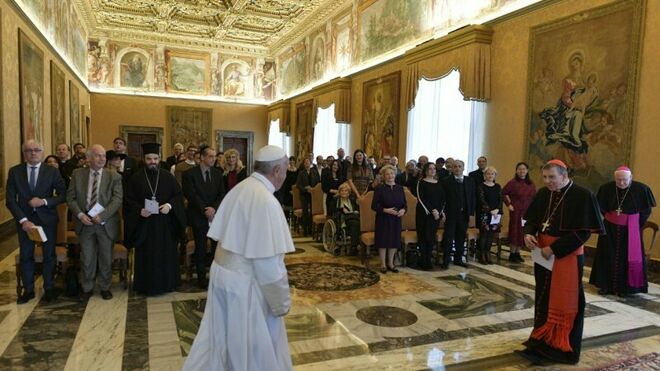El Papa, con participantes en el encuentro para el 50 aniversario de la muerte del cardenal Bea