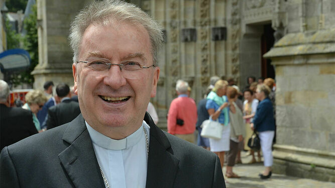 Monseñor Luigi Ventura fue nuncio en Francia