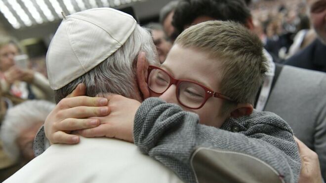 Un niño con leucemia se abraza al Papa