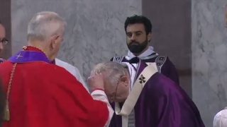El Papa recibe la ceniza