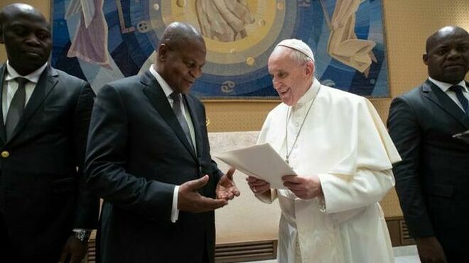 El Papa con el presidente de la República Centroafricana, Faustin Archange Touadera