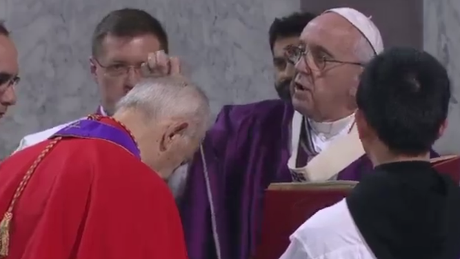 El Papa impone la ceniza a un cardenal