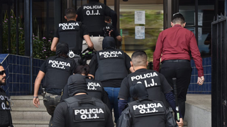 Policías entrando a un edificio de la Iglesia en Costa Rica