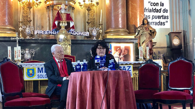 Pepa Torres, con el padre Ángel