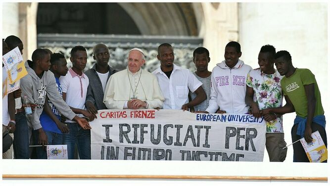 El Papa, con refugiados