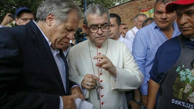 Monseñor Víctor Ochoa Cadavid (c), obispo de Cúcuta, en la frontera colombo-venezolana