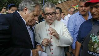 Monseñor Víctor Ochoa Cadavid (c), obispo de Cúcuta, en la frontera colombo-venezolana