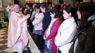 El cardenal Cañizares bendice a mujeres embarazadas