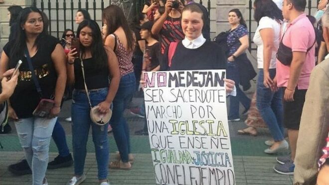 Religiosa en la manifestación en Santiago de Chile por el Día de la Mujer