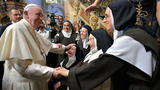 El Papa Francisco, con un grupo de monjas