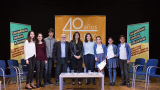 Alumnos del Sagrado Familia de Valencia con la candidata del PSOE a la alcaldía, Sandra Gómez