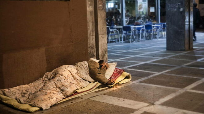 Una persona sin techo duerme en la calle